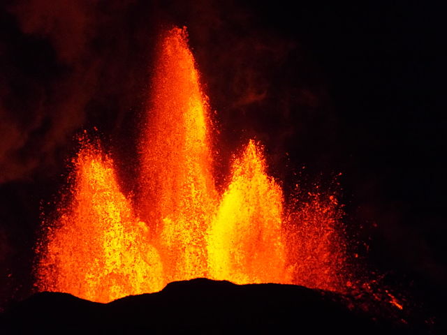 640px-Fissure_eruption_in_Holurhraun_(Iceland),_13._September_2014