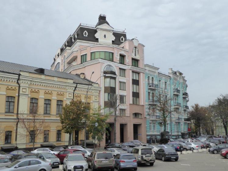 Pastel buildings opposite the Ministry of Foreign Affairs