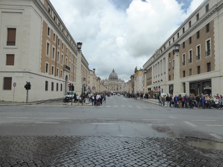 Approaching Piazza San Pietro
