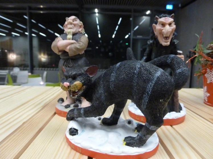 Mini statue of the Christmas Cat at Laugavatn Fontana