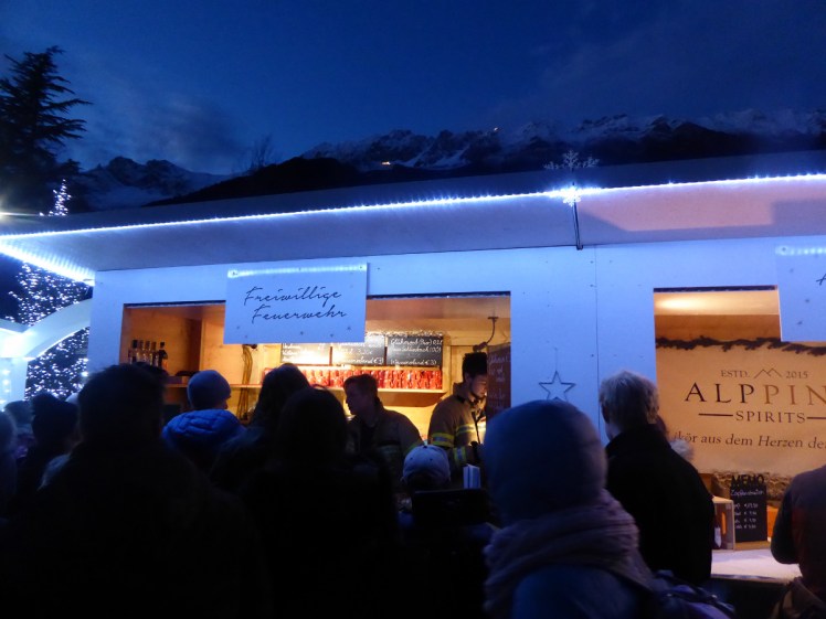 Hungerburg hot drinks at the market by night