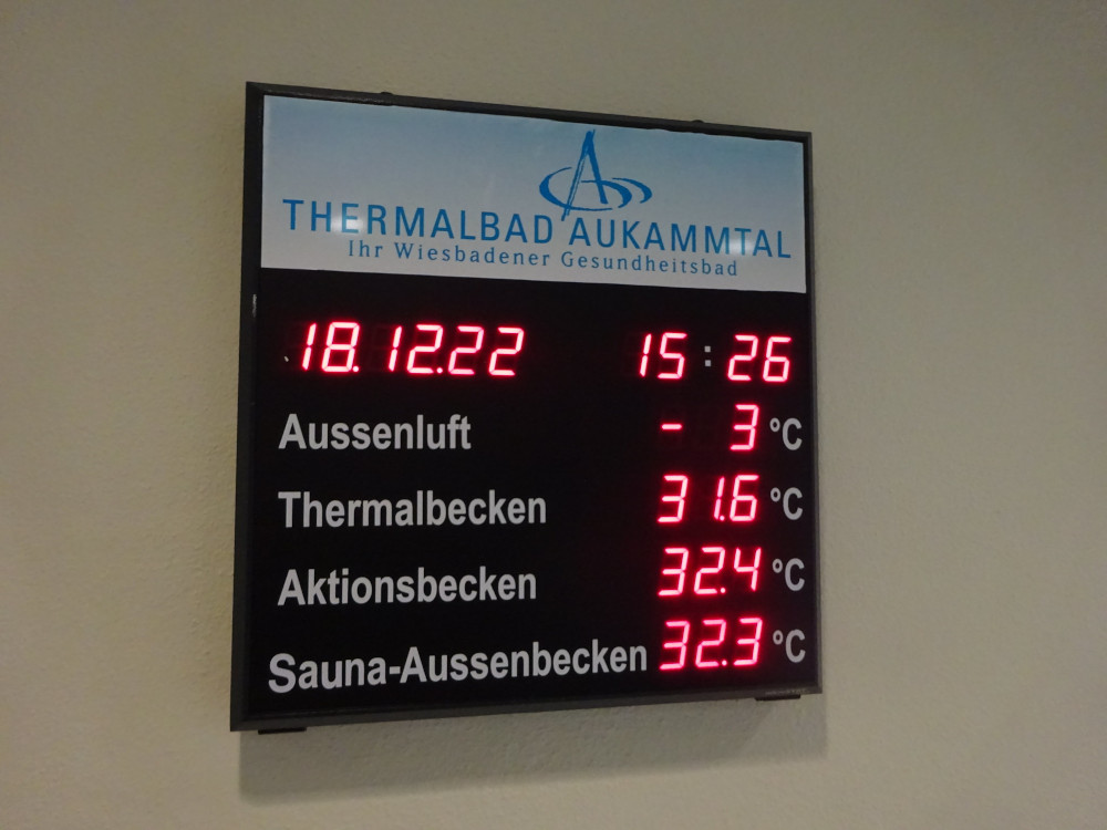 A digital board showing the time and temperature. The air temperature is -3C, the thermal baths are 31.6C, the indoor pool is 32.4C and the sauna bath is 32.3C.