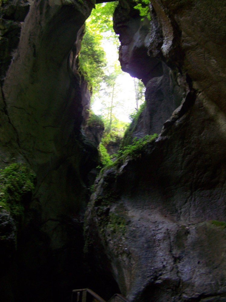 Standing on the walkway, I've pointed the camera upwards. The canyon's sheer sides are