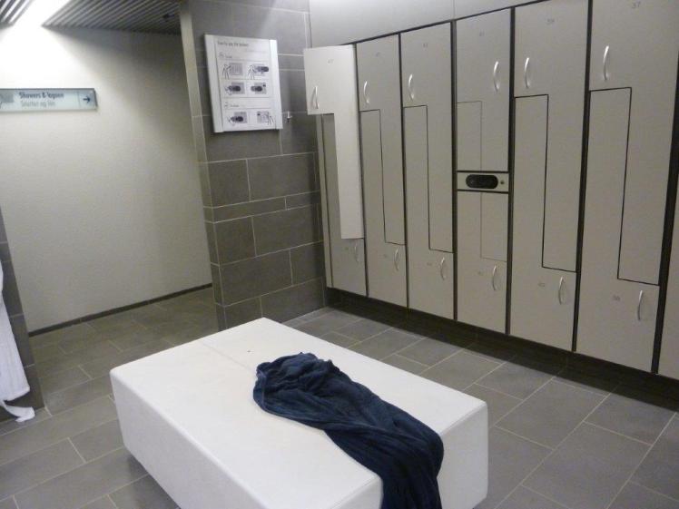 how do Blue Lagoon lockers work