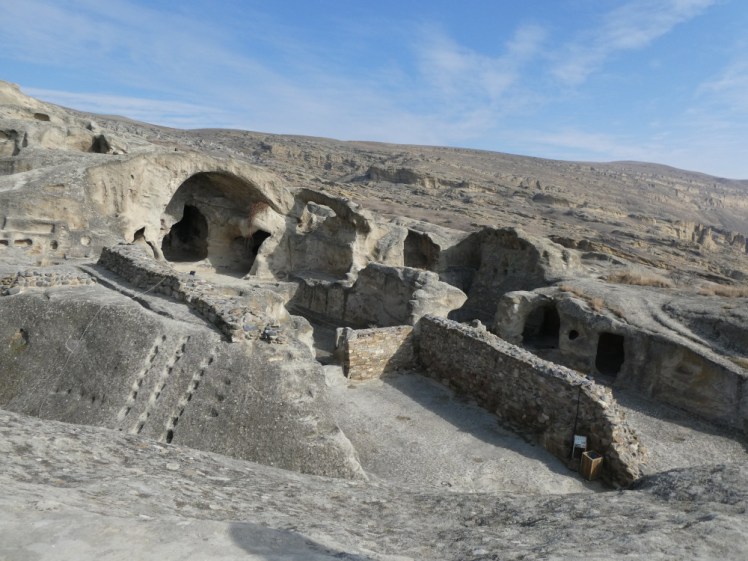 Open chambers with walls in between, doorways, arches - this looks like an ancient city with the roofs lifted off.