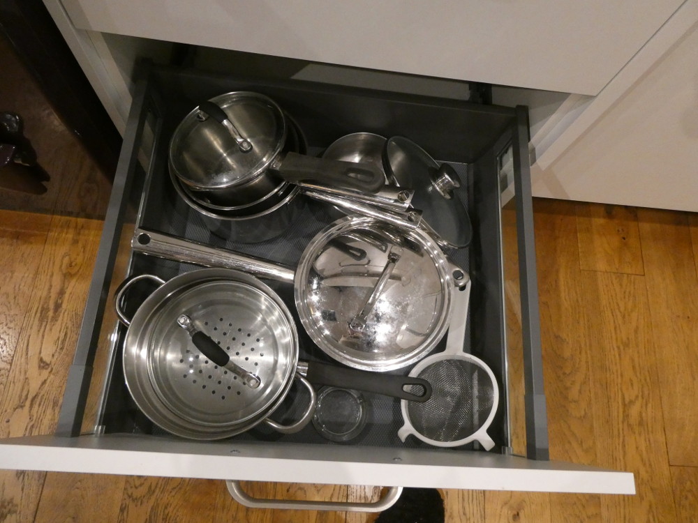 That's a steamer set in the bottom corner, not a pasta pot