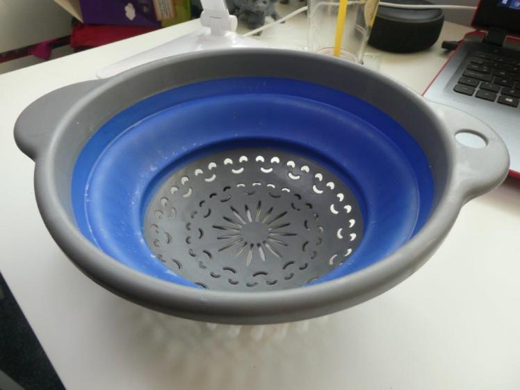 Collapsible silicone colander