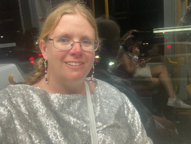 A selfie on the tram on the way home and now you can see my Eras-coloured earrings, my bright blue eyeliner and the bad neckline of the silver dress.