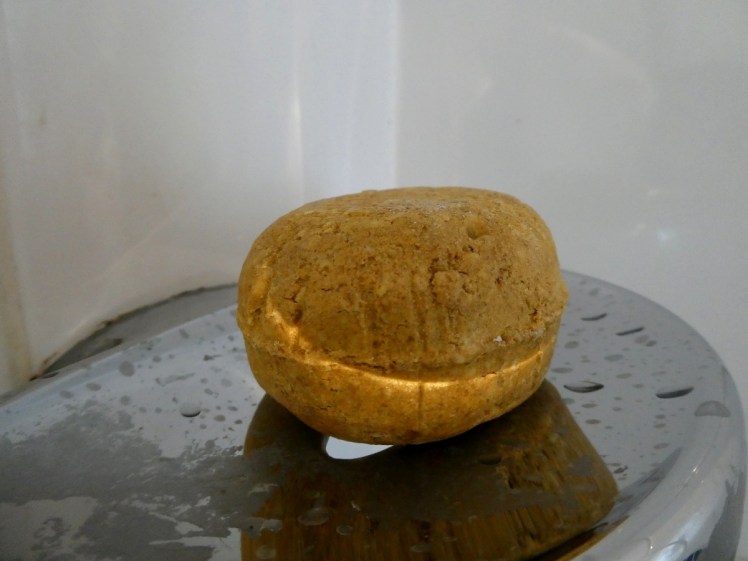 Golden Cap solid conditioner bar