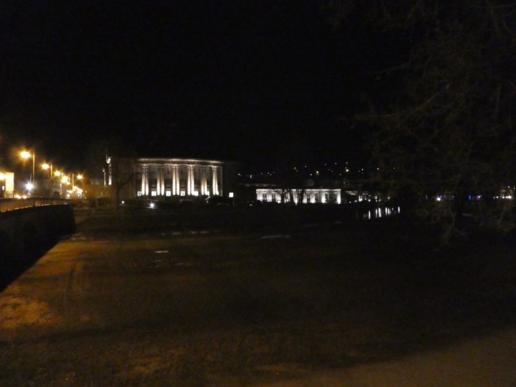 The middle of Bad Kissingen in the dark. There's a different bridge to the right, the road bridge, and opposite is the Regentenbau, illuminated in the dark.