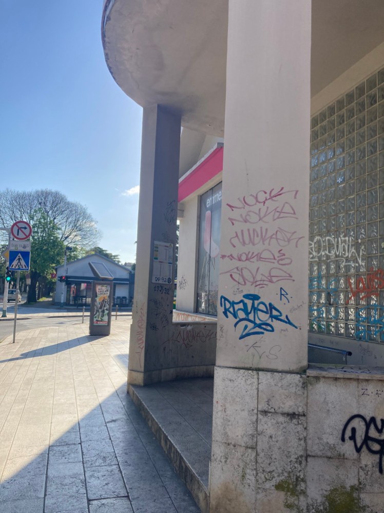 The bus stop next to the main bus station in Pula, actually the road end of an abandoned electronics shop, covered in graffiti. Maybe not where you'd imagine starting a beautiful adventure like this one's going to be.