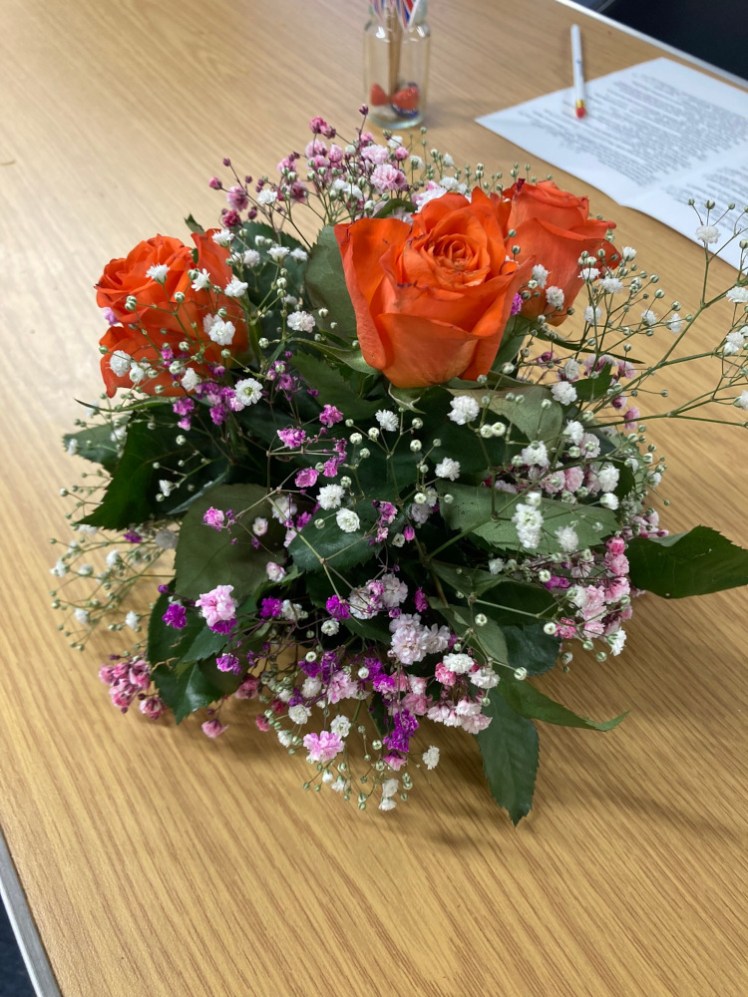 A small flower arrangement meant for a table centre. It consists of three orange roses surrounded by rose leaves and then lots of fluffy tiny white and pink flowers that I took as "foliage". I daresay it's not what Sue intended me to make but it's quite pretty.