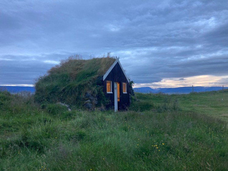 A small turf hut in a slightly overgrown field. It houses toilets and showers for the campsite although there's no one camping in the field it sits in.