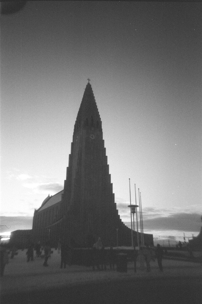 Hallgrimskirkja, a church inspired by basalt columns but looking a bit like a grey Space Shuttle, standing out against the afternoon sky.