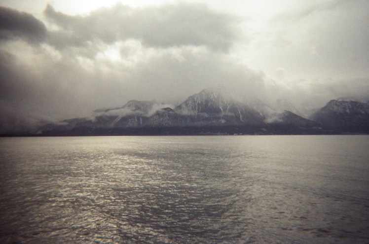 A wonderfully moody picture of the lake, the mountains opposite and the clouds being a bit threatening on top of them.