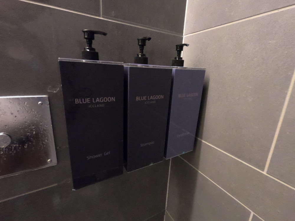Blue Lagoon shampoo, conditioner and body wash in muted grey containers in the showers.