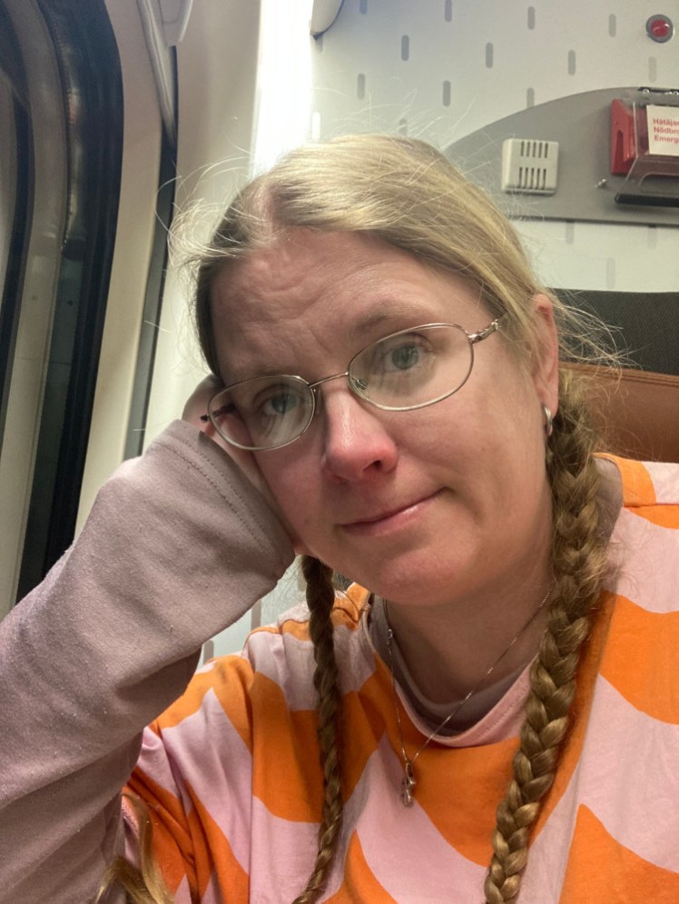 A selfie in Ekstra class, although all you can see is me. I'm no longer wearing my hat or fleece but now you can see my orange and pink t-shirt and the light pink thermal top underneath.