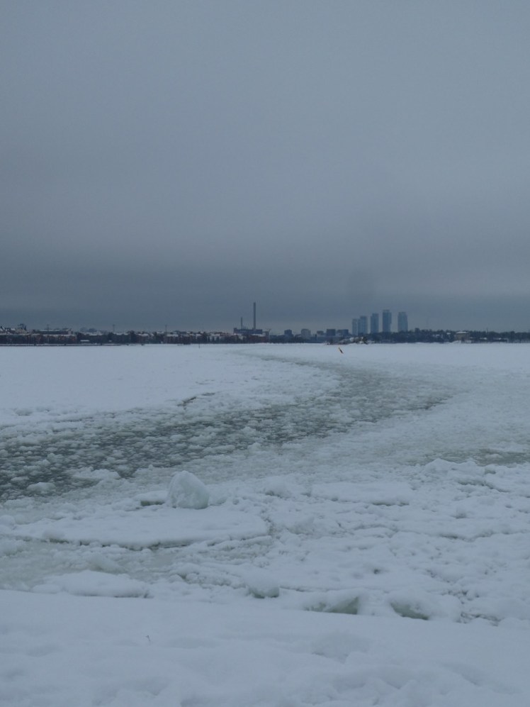 The frozen sea from near Suomenlinna. From here, the icebroken channel is a lot less visible than it was in the first picture and the city looks like it's barely on the horizon.
