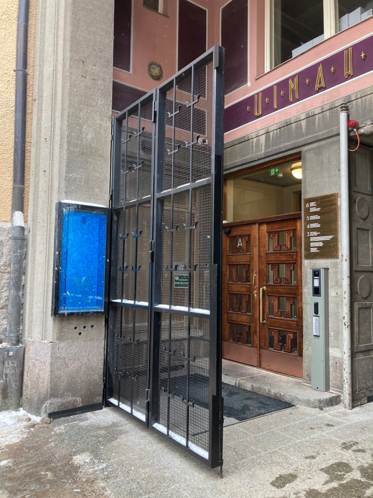 The first door you come to in the corner of Yrjönkatu, with the opening times engraved on a brass panel. This is the door to all the facilities that are not the pool, though. The pool door is ahead to the right of this door.
