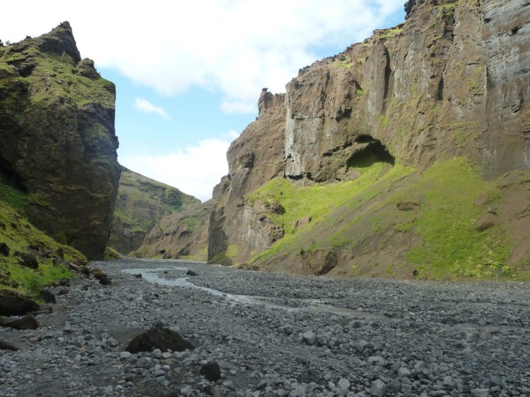 Stakkholtsgja, a grey riverbed with narrow high yellowish walls.