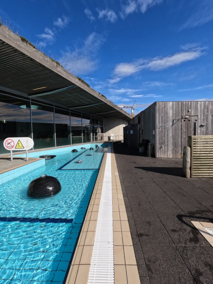 The old version of Fontana. On the left, a long shallow pool stretches the length of the building. To the right, wooden buildings house the sauna and steam room, powered directly by the natural vent underneath.